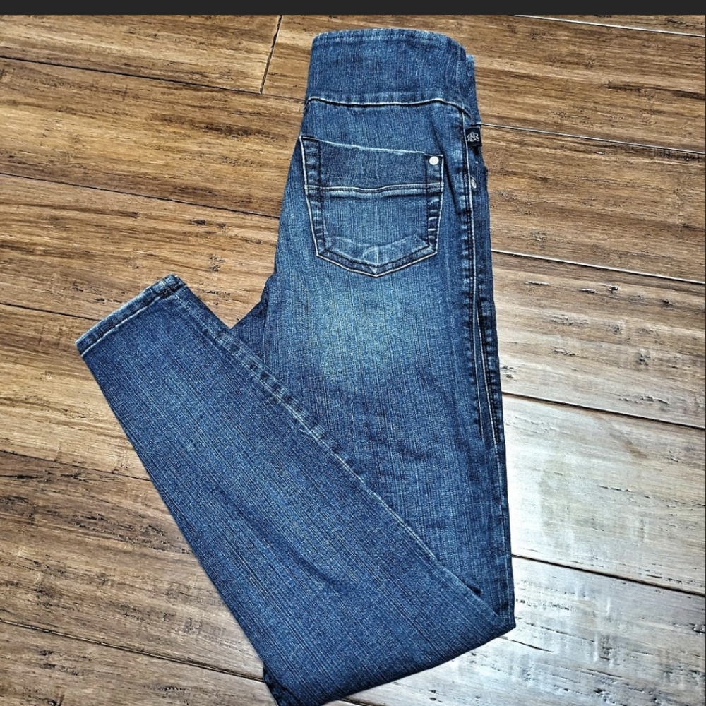 Rock and Republic Fever Pull-on Skinny Jeans